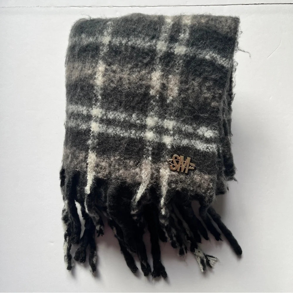 Steve Madden Classic Plaid Scarf Fringe Trim Super Soft Fuzzy Cozy Warm One Size